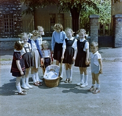 Magyarország, Győr, a felvétel a Liezen-Mayer utca 43. számú ház, az evangélikus lelkészi hivatal előtt készült., 1960, Fortepan/Album018, színes, csecsemő, ünneplő ruha, lányok, mózeskosár, Fortepan #187399