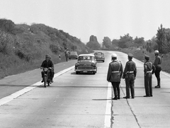 Magyarország, M7-es autópálya Törökbálint környékén., 1972, Urbán Tamás, német gyártmány, Opel-márka, motorkerékpár, rendőr, igazoltatás, automobil, Opel Rekord P1, Fortepan #18740