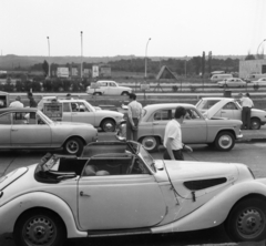 Magyarország, Budaörs, benzinkút az M1-M7-es autópálya kivezető szakasza mellett., 1972, Urbán Tamás, BMW-márka, benzinkút, Moszkvics 407, Wartburg 311/312, Wartburg 353, autópálya, BMW 327, kabrió, Mazda-márka, Opel Commodore, Fortepan #18741