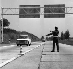 Magyarország, M7-es autópálya Törökbálint környékén., 1972, Urbán Tamás, német gyártmány, szovjet gyártmány, Mercedes-márka, Moszkvics-márka, rendőr, automobil, rendszám, Moszkvics 412, Fortepan #18742