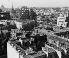 Franciaország, Párizs, kilátás a Galeries Lafayette Haussmann Áruház tetejéről, a kép közepén a Rue de Provence épületei, a bal felső sarokban a Szent Ágoston-templom (Église Saint-Augustin) kupolája., 1961, Fortepan/Album018, Fortepan #187452