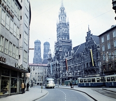 Németország, München, Marienplatz, középen az Új Városháza. háttérben a Miasszonyunk-templom (Frauenkirche)., 1968, Fortepan/Album018, Fortepan #187470