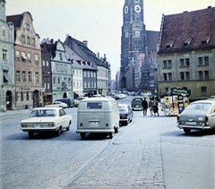 Németország, Landshut, Dreifaltigkeitsplatz a Szent Márton-templom (Martinskirche) felé nézve., 1968, Fortepan/Album018, Volkswagen-márka, Volkswagen Typ3, Volkswagen Typ2, Volkswagen Transporter 1, Fortepan #187479