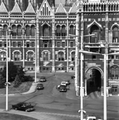 Magyarország, Budapest V., Kossuth Lajos tér, Parlament., 1971, Urbán Tamás, szovjet gyártmány, GAZ-márka, Steindl Imre-terv, országház, neogótika, automobil, GAZ 24 Volga, Polski Fiat 125p, GAZ 13 Csajka, rendőrjármű, eklektikus építészet, Budapest, Fortepan #18749