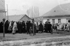 Hungary, Csömör, Petőfi Sándor utca 26., a felvétel az evangélikus templom előtt készült. A gyülekezet tagjai a csömöri szlovák evangélikus népviseletben láthatók, mely még ma is élő hagyomány., 1948, Fortepan/Album018, church, Fortepan #187490