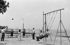 Magyarország,Balaton, Siófok, a felvétel a strandon készült., 1952, Fortepan/Album018, férfiak, nők, tó, labda, hintázás, játszótér, hinta, Fortepan #187515