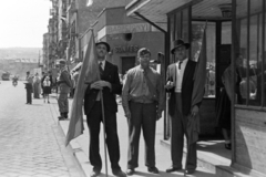 Hungary, Budapest II., Margit körút (Mártírok útja) a Keleti Károly utcától a Széna tér irányába nézve., 1949, Fortepan/Album018, Budapest, street view, men, label, pedestrian, march, flag, Fortepan #187525