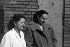 Hungary, Budapest II., Herman Ottó út 15., a felvétel az Agrokémiai Intézet épülete ekőtt készült., 1949, Fortepan/Album018, Budapest, smile, lady, youth, overall, brick wall, bullet hole, double portrait, Fortepan #187529