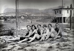 Magyarország, Budapest XI., Kopaszi gát, háttérben az Összekötő vasúti híd, jobbra a Nemzeti Torna Egylet épülete., 1929, Hirschler Károly, Budapest, lábasház, nagyság szerint, vasúti híd, rácsos tartó, libasor, Fortepan #187556