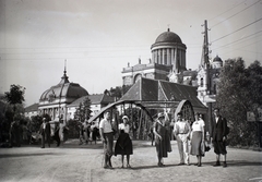 Magyarország, Esztergom, szemben a Kolos híd (később a Kossuth híd épült a helyén), mögötte a Kéttornyú templom és balra a Prímási Palota, fenn a Bazilika., 1931, Hirschler Károly, csoportkép, híd, Bazilika, Fortepan #187559