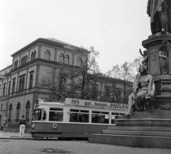 Németország, München, Maximilianstrasse a Thierschstrasse kereszteződésénél, jobbra II. Miksa bajor király emlékműve (Maxmonument)., 1988, Szalay Béla, Fortepan #187614