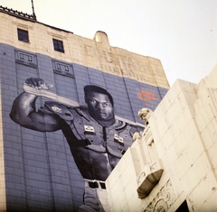 Amerikai Egyesült Államok, Kalifornia állam,Los Angeles, Hollywood Boulevard, balra a 6331 szám, a Guaranty Building falán a reklám Vincent Edward "Bo" Jackson profi baseball- és amerikai futballistát ábrázolja. A felvétel 1991-ben készült., 1990, Szalay Béla, Fortepan #187624