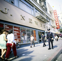 Amerikai Egyesült Államok, Los Angeles,Kalifornia állam, South Broadway az Ötödik utca felől, szemben a J. J. Newburry üzlet (South Broadway 445.), 1990, Szalay Béla, Fortepan #187629