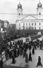 Magyarország, Debrecen, szemben a Nagytemplom., 1935, Urbán gyűjtemény, zászló, felvonulás, klasszicizmus, timpanon, Rabl Károly-terv, Péchy Mihály-terv, Fortepan #18763