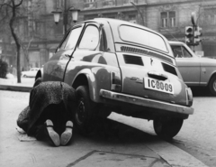 Magyarország, Budapest XIII., Szent István körút. Fiat 500-as személygépkocsi a Vígszínház előtt., 1970, Urbán Tamás, Fiat-márka, olasz gyártmány, automobil, GAZ M21 Volga, autójavítás, rendszám, Fiat 500, Opel Rekord P2, Budapest, Best of, Fortepan #18769