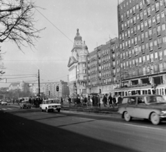 Magyarország, Budapest V.,Budapest VI.,Budapest VII., Károly (Tanács) körút a Deák Ferenc tér felé nézve. Jobbra a Madách-házak, hátrébb az Anker-ház., 1973, Szalay Béla, Budapest, Polski Fiat 125p, Fortepan #187711