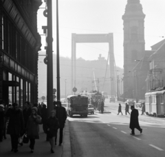 Magyarország, Budapest V., Szabad sajtó út az Erzsébet híd felé nézve, jobbra a Belvárosi templom., 1972, Szalay Béla, Budapest, Fortepan #187720