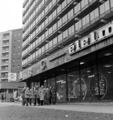 Magyarország, Budapest X., Kőrösi csoma út, a felvétel a 35-37. számú ház elött készült., 1973, Szalay Béla, Budapest, Fortepan #187726