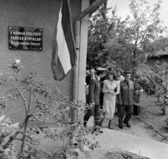 Magyarország, Gyulaháza, Petőfi Sándor utca, Farkas Bertalan űrhajós (balra) a szülőházánál., 1980, Szalay Béla, emléktábla, Fortepan #187737