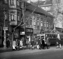 Magyarország, Budapest XI., Bartók Béla úti gyalogátkelőhely a Móricz Zsigmond körtérnél., 1975, Szalay Béla, Budapest, Fortepan #187739