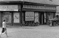 Magyarország, Kecskemét, Kossuth tér, mára lebontott üzletsor a Szent Miklós-templom / Barátok temploma mellett., 1955, Urbán gyűjtemény, kerékpár, kirakat, cégtábla, szekér, fogat, üzletportál, zöldséges, Csemege vállalat, Fortepan #18774