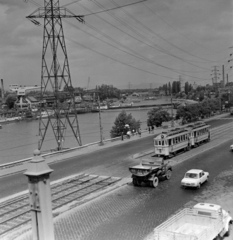 Magyarország, Budapest IV., Váci út az Újpesti vasúti híd és az Árpád út között, balra az Újpesti-öböl és a Népszigeten a MAHART hajójavító., 1973, Szalay Béla, Budapest, ZIL 555 MMZ, Fortepan #187745