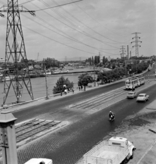 Magyarország, Budapest IV., Váci út az Újpesti vasúti híd és az Árpád út között, balra az Újpesti-öböl és a Népszigeten a MAHART hajójavító., 1973, Szalay Béla, Budapest, Fortepan #187746