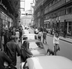 Magyarország, Budapest V., a Kígyó utca a Ferenciek tere (Felszabadulás tér) és a Belvárosi Ferences templom felé nézve., 1973, Szalay Béla, Budapest, parkoló, Fortepan #187752