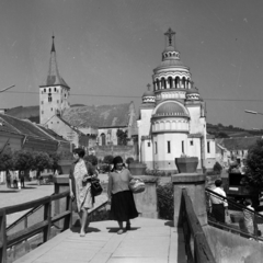 Románia,Erdély, Nagyenyed, szemben az ortodox templom, balra a háttérben a Vártemplom az Enyed patak gyalogos hídjáról nézve., 1970, Szalay Béla, Fortepan #187789