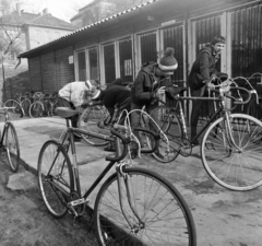 Magyarország, Budapest XIV., Szabó József utca, Millenáris sporttelep. A Központi Sport Iskola (KSI) kerékpárműhelye, balra a háttérben a Thököly út 59/b és 61. számú ház láthatók., 1980, Szalay Béla, Budapest, országúti kerékpár, Fortepan #187798