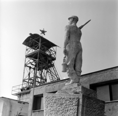 Hungary, Oroszlány, Oroszlányi Bányászati Gyűjtemény (egykor XVI. bányaüzem)., 1983, Szalay Béla, sculpture, mining, Red Star, safety lamp, Fortepan #187809