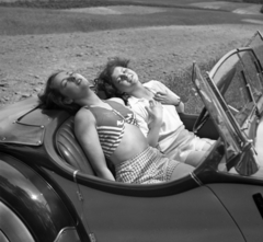 Hungary, Solymár, BMW 319 Roadster személygépkocsi., 1936, Szöllősy Kálmán, Gerrman brand, women, BMW-brand, erotica, posture, automobile, convertible, girls'n'cars, Fortepan #18782