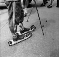 Magyarország, Veszprém, Halle utca. A felvétel az Ernst Thälmann Úttörőház sporthetén készült., 1980, Szalay Béla, görkorcsolya, csíkos ruha, síroller, Fortepan #187825