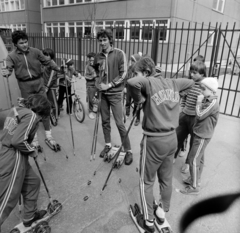 Magyarország, Veszprém, Halle utca, háttérben a Báthory István (később Sportiskolai) Általános Iskola. A felvétel az Ernst Thälmann Úttörőház sporthetén készült., 1980, Szalay Béla, görkorcsolya, síroller, Fortepan #187826