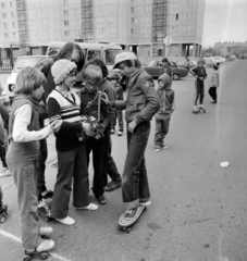 Magyarország, Veszprém, Halle utca a Munkácsy Mihály utca irányába. A felvétel az Ernst Thälmann Úttörőház sporthetén készült., 1980, Szalay Béla, görkorcsolya, gördeszka, lakótelep, Fortepan #187828