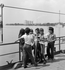 Magyarország,Szlovákia, az Esztergom és Párkány között közlekedő komp a Dunán. Háttérben Párkány és a lerombolt Mária Valéria híd pillérei., 1980, Szalay Béla, Fortepan #187833