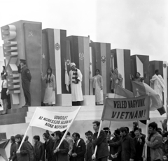 Magyarország, Budapest XIV., Ötvenhatosok tere (Felvonulási tér), május 1-i felvonulás., 1970, Szalay Béla, Budapest, jelmez, felirat, tisztelgés, címer, népviselet, pódiumautó, transzparens, Fortepan #187887