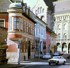 Magyarország, budai Vár, Budapest I., Bécsi kapu tér a Fortuna utcából nézve, balra a Kard (Hatvany Lajos) utca, szemben a Magyar Országos Levéltár épülete., 1980, Szalay Béla, Budapest, Fortepan #187899