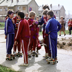 Magyarország, Veszprém, Halle utca, háttérben a Munkácsy Mihály utca. A felvétel az Ernst Thälmann Úttörőház sporthetén készült., 1980, Szalay Béla, színes, görkorcsolya, Fortepan #187906