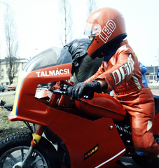 Magyarország, Budapest XIV., Csömöri út 19., Zuglói Ifjúsági Sporttelep, Talmácsi Gábor, később világbajnok motorversenyző., 1986, Szalay Béla, Budapest, színes, motorsport, bukósisak, sport, motorkerékpár, Fortepan #187908