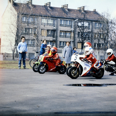 Magyarország, Budapest XIV., Csömöri út 19., Zuglói Ifjúsági Sporttelep, háttérben a Csömöri út 42-44. számú épület., 1986, Szalay Béla, Budapest, motorverseny, színes, motorsport, motorkerékpár, Fortepan #187912