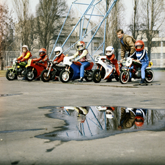 Magyarország, Budapest XIV., Csömöri út 19., Zuglói Ifjúsági Sporttelep, háttérben a Csömöri út 48. számú épület., 1986, Szalay Béla, Budapest, motorverseny, pocsolya, színes, motorsport, motorkerékpár, Fortepan #187914