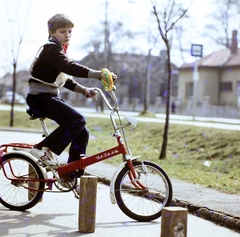 Magyarország, Szombathely, Brenner (Puskin) park, Úttörő Ifjúsági Közlekedési Park (később Kresz-park) a víztorony előtt., 1983, Szalay Béla, színes, kerékpár, Fortepan #187916