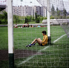 Magyarország, Győr, Rába ETO sporttelep, háttérben a Mártírok útja és Ipar utca sarkán álló épületek., 1980, Szalay Béla, labdarúgás, színes, Fortepan #187925