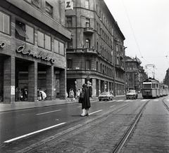 Magyarország, Budapest VII., Rákóczi út - Klauzál utca sarok, balra a Lottó Áruház., 1972, Urbán Tamás, magyar gyártmány, gyalogátkelő, Fiat-márka, olasz gyártmány, villamos, automobil, Fiat 850, Ganz-márka, Ganz UV, neon felirat, Budapest, Fortepan #18793