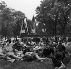 Magyarország, Városliget, Budapest XIV., várakozók a BNV bejárata előtt., 1973, Urbán Tamás, nemzetközi vásár, Budapest, Fortepan #18797