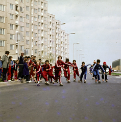 Magyarország, Veszprém, Munkácsy Mihály utca, a Haszkovó utca irányába. A felvétel az Ernst Thälmann Úttörőház sporthetén készült., 1980, Szalay Béla, színes, görkorcsolya, lakótelep, Fortepan #187971