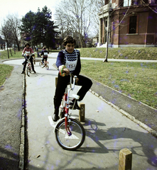 Magyarország, Szombathely, Brenner (Puskin) park, Úttörő Ifjúsági Közlekedési Park (később Kresz-park) a víztorony előtt., 1983, Szalay Béla, színes, kerékpár, Fortepan #187972