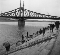 Magyarország, Budapest XI., Szent Gellért rakpart, szemben a Szabadság híd, mögötte a Petőfi híd., 1970, Urbán Tamás, híd, horgászat, Duna, Budapest, Duna-híd, Feketeházy János-terv, Álgyay Hubert Pál-terv, Fortepan #18798