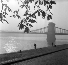 Magyarország, Budapest I., Bem rakpart, szemben a Széchenyi Lánchíd., 1970, Urbán Tamás, ősz, horgászat, Duna, kikötőbak, Budapest, függőhíd, William Tierney Clark-terv, Fortepan #18799